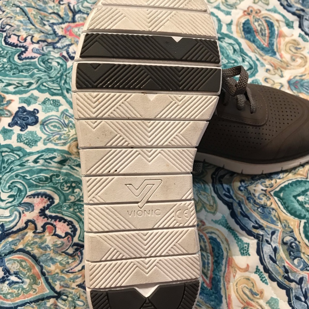 Vionic shoes - Picture 2 of 4